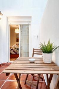 een houten tafel met een potplant erop bij Comfortable house in Fuengirola with terrace in Fuengirola