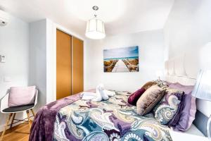 een slaapkamer met een bed en een stoel bij Comfortable house in Fuengirola with terrace in Fuengirola