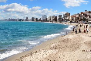 een groep mensen die op het strand lopen bij Comfortable house in Fuengirola with terrace in Fuengirola