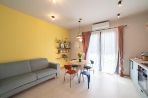 un soggiorno con un divano e un tavolo con sedie di Leopardi Design with 2 bathrooms ad Alba Adriatica