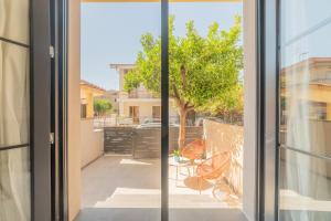 una porta scorrevole in vetro con vista su un balcone di Leopardi Design with 2 bathrooms ad Alba Adriatica