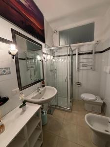 Kúpeľňa v ubytovaní Assajè Guestroom + 37 fotografií