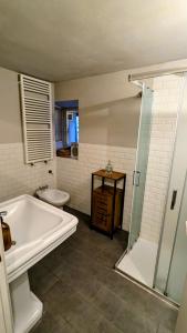une salle de bain avec une baignoire, des toilettes et une douche dans l'établissement La Ca' nel Borgo, à Moltrasio