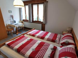 Postel nebo postele na pokoji v ubytování Gasthof Kreuz Marbach