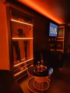 a living room with a table and a sign at Appartement LOVE ROOM LUXE in Bavay