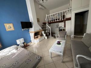 Televiisor ja/või meelelahutuskeskus majutusasutuses Caldera Apartments Assos