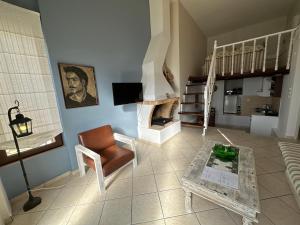 TV a/nebo společenská místnost v ubytování Caldera Apartments Assos
