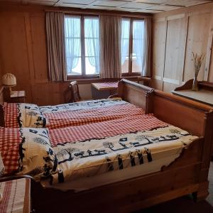 Postel nebo postele na pokoji v ubytování Gasthof Kreuz Marbach