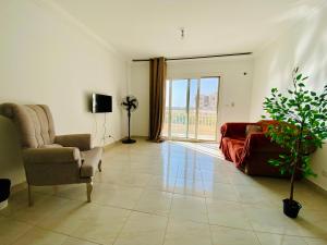 MadinatyにあるYour Private & Calm Place Free Wifi in Madinatyのソファと椅子のあるリビングルーム