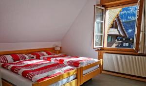 Postel nebo postele na pokoji v ubytování Gasthof Kreuz Marbach