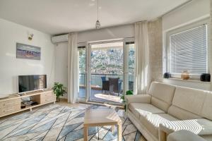 TV a/nebo společenská místnost v ubytování Kotor Vista Seaview apartment by MN Property