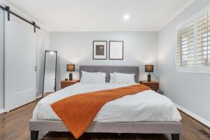 Katil atau katil-katil dalam bilik di Charming Home in Bellevue Near Downtown n Microsoft