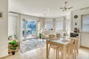 Posezení v ubytování Kotor Vista Seaview apartment by MN Property
