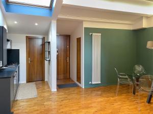 a kitchen with a dining room with a table and chairs at Le Mura Minicase int 4 in Castelfranco Veneto