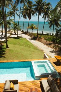 ein Swimmingpool mit Blick auf den Strand in der Unterkunft Casa Believe Milagres in Passo de Camarajibe + 5 Fotos
