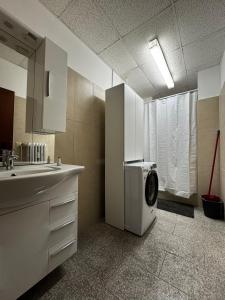 a kitchen with a washing machine in the corner of a room at D1 Frankfurt 230m2 - 7 Einzelzimmer mit 2 Parkplätzen in Dreieich