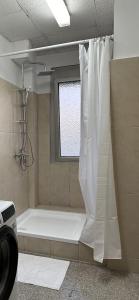 a bathroom with a bath tub with a shower curtain at D1 Frankfurt 230m2 - 7 Einzelzimmer mit 2 Parkplätzen in Dreieich