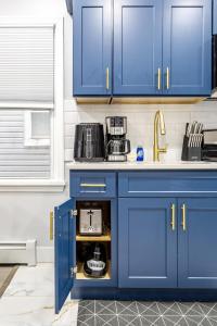 Modern Escape 3BR Apt with Parking的厨房或小厨房