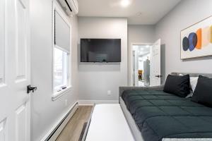 Modern Escape 3BR Apt with Parking的电视和/或娱乐中心