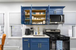 Modern Escape 3BR Apt with Parking的厨房或小厨房