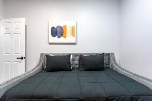 Modern Escape 3BR Apt with Parking客房内的一张或多张床位