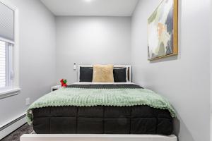 Modern Escape 3BR Apt with Parking客房内的一张或多张床位