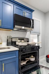 Modern Escape 3BR Apt with Parking的厨房或小厨房