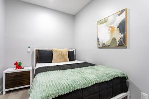 Modern Escape 3BR Apt with Parking客房内的一张或多张床位