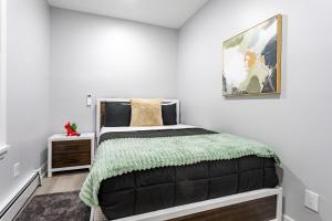 Modern Escape 3BR Apt with Parking客房内的一张或多张床位