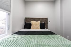 Modern Escape 3BR Apt with Parking客房内的一张或多张床位
