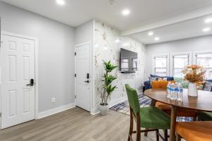 Modern Escape 3BR Apt with Parking的厨房或小厨房