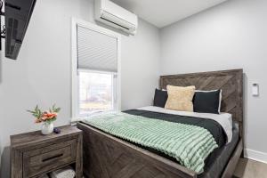 新罗谢尔Modern Escape 3BR Apt with Parking的一间卧室设有一张大木床和窗户