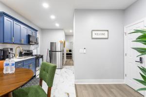 Modern Escape 3BR Apt with Parking的厨房或小厨房