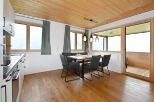 A kitchen or kitchenette at Panoramahof Bergglück