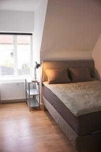 a bedroom with a bed and a window at Visby innerstad St Hans in Visby