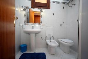 サン・ヴィート・ロ・カーポにあるPan Apartmentのバスルーム(洗面台、トイレ、鏡付)