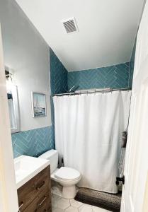 un bagno con un water e una tenda da doccia di Modern Miami Oasis 3BR Near Wynwood & Beaches a Miami