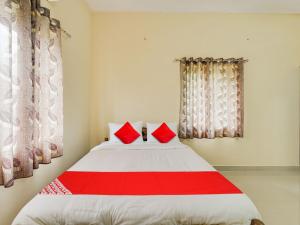 Postel nebo postele na pokoji v ubytování Hotel O Srinivasa Residency