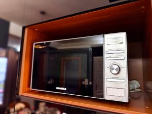 ドゥブロヴニクにあるDeluxe Apartman Dubrovnikのカウンターの上に置かれた電子レンジ +47枚の写真