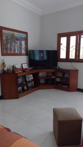 TV a/nebo společenská místnost v ubytování Casa confortavel 8 pessoas COP30