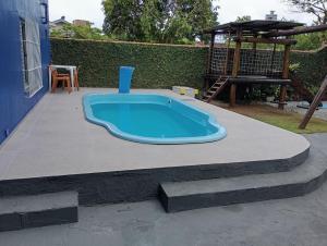 a blue tub sitting on top of a patio at Casa em Penha in Penha