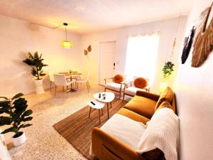 Et opholdsområde på Cozy Apartment Near Brickell