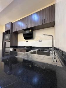 Köök või kööginurk majutusasutuses Urban Oasis 2 BEDROOM