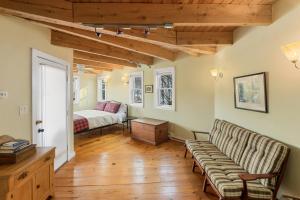 ein Wohnzimmer mit einem Bett und einer Couch in der Unterkunft Tubing, Hiking and Jay Peak fun at the Cliff House in Montgomery