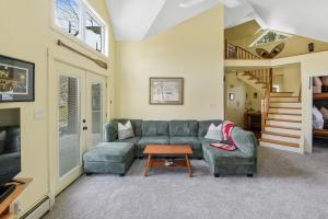 ein Wohnzimmer mit Sofa und Tisch in der Unterkunft Tubing, Hiking and Jay Peak fun at the Cliff House in Montgomery