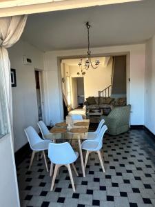 a dining room with a table and chairs at Casa Dos Avenidas 4 Dormitorios in Montevideo +33 photos