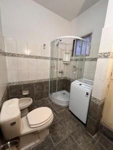 a bathroom with a toilet and a shower at Casa Dos Avenidas 4 Dormitorios in Montevideo