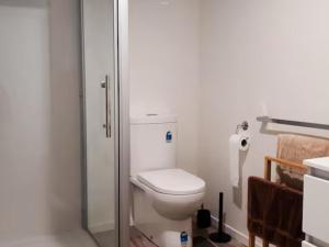 Ένα μπάνιο στο Modern and spacious 1-Bedroom Holiday Home +28 φωτογραφίες