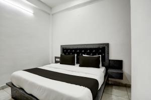 Postel nebo postele na pokoji v ubytování Hotel O Aarav Residency