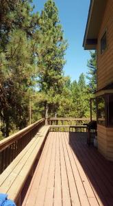 - une terrasse en bois sur le côté d'une maison dans l'établissement Heaven The biggest best vacation lodge, sleeps twenty four, à New Meadows